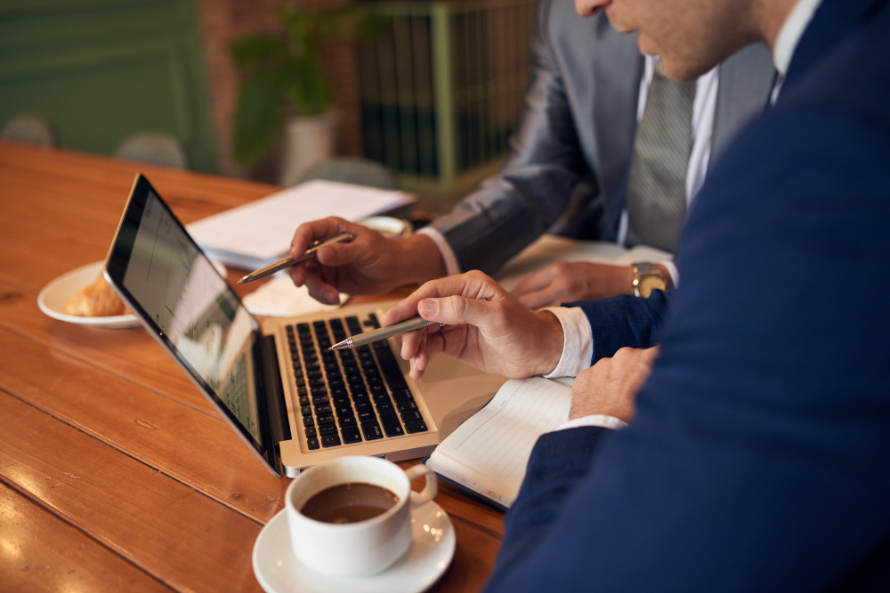 Profissional usando notebook para planejar marketing digital